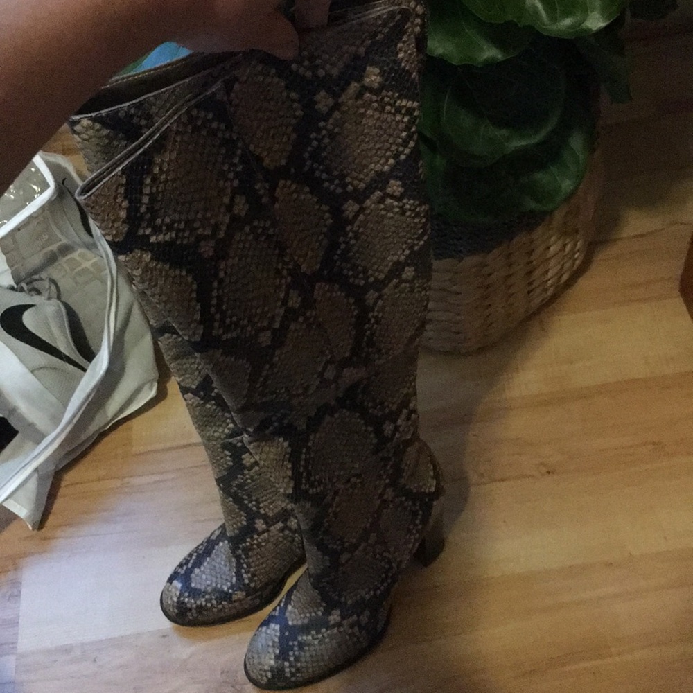 Amazing Over The Knee Snake Skin Boots